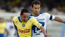 Joaquín Beltrán pelea un balón con Germán Villa