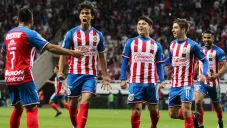Macías celebra una anotación con Chivas en el Akron
