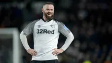 Wayne mira decepcionado la eliminación de su equipo