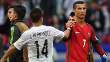 Javier Hernández junto a Cristiano Ronaldo