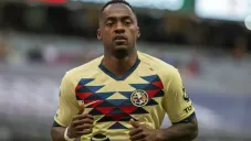 Renato Ibarra durante un partido con América