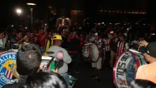 Afición de Chivas, con serenata al equipo