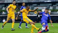 Jugadores de Tigres y Cruz Azul, en un partido