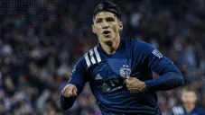 Alan Pulido celebrando una anotación con Sporting