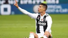 Cristiano Ronaldo reclama una falta en un juego de Serie A