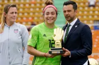 Wendy Toledo recibe reconocimiento por destacada actuación