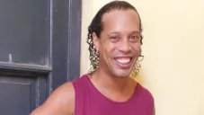 Ronaldinho sonriente en prisión