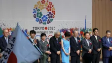 Yoshiro Mori y el resto del comité olímpico en Japón