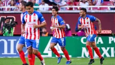Jugadores de Chivas en festejo de gol