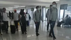 Erick Aguirre y Raúl López con cubrebocas