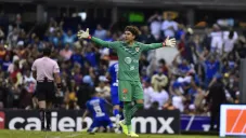 Guillermo Ochoa en reclamo ante Cruz Azul