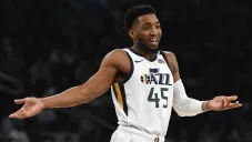 Donovan Mitchell, se lamenta en un juego