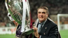 El expresidente Sanz levantando la Champions League
