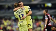 Viñas y Córdova festejan un gol