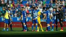 Jugadores del Alavés se abrazan en un partido