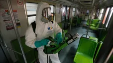 Personal de sanidad desinfecta un vagón del Metro de la CDMX