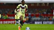 Renato festeja un gol con el América en el Estadio Azteca