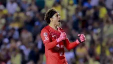 Guillermo Ochoa celebra un triunfo del América
