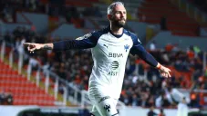 Miguel Layún celebra una anotación con Rayados