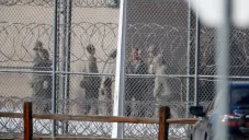 Presos permanecen en una zona al aire libre