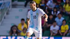 Guido Rodríguez durante un partido con Argentina