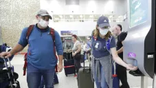 Ciudadanos en el aeropuerto de Lima, Peru