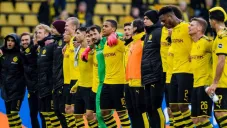 Jugadores del Dortmund abrazados tras un juego