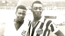 Zoca y Pelé posan con la camiseta del Santos