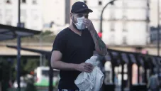 Un hombre se acomoda el tapabocas en la ciudad de Buenos Aires