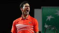 Novak Djokovic lanza un grito en un juego de tenis