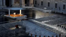 Plaza de San Pedro totalmente vacía