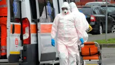 Un voluntario, con traje de protección médica, en Pioltello, Italia