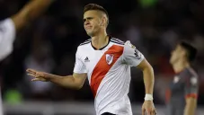 Santos Borré en pleno festejo de gol con la camiseta de River