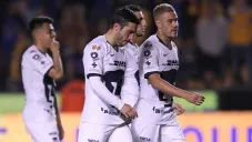 Jugadores de Pumas abandonan el campo tristes por derrota