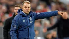 Hansi Flick da una indicación en un juego del Bayern