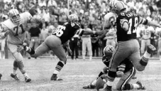 Tom Dempsey se prepara para patear el ovoide