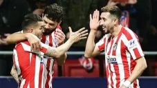 Atlético de Madrid: Héctor Herrera festeja un gol con sus compañeros