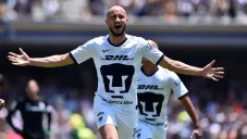 Carlos González festeja un gol con Pumas