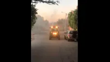 Tractor esparciendo hipoclorito