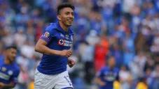 Ángel Mena durante un partido con Cruz Azul