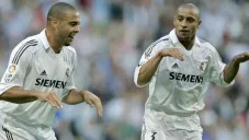 Ronaldo y Roberto Carlos festeja un gol con el Real Madrid