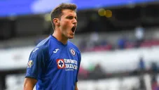Santiago Giménez durante un partido con Cruz Azul