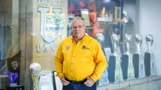 Roberto Gadea observa los trofeos de Tigres