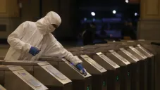 Trabajador limpia torniquetes en Buenos Aires, Argentina