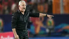 Javier Aguirre dirigiendo un partido