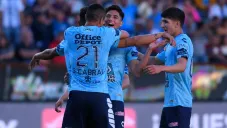 Kevin Álvarez festeja una anotación con sus compañeros