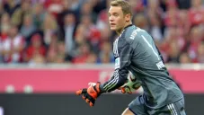 Manuel Neuer durante un duelo con el Bayern Munich