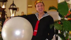 Carlos Villagrán interpretado a su personaje de Kiko