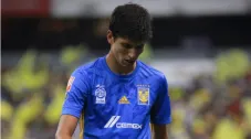 Jürgen Damm sale con la cabeza abajo en un juego de Tigres