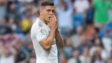 Luka Jovic durante un duelo con el Real Madrid